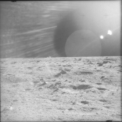 APOLLO 12 AS 12-49-7247 - Moon Panorama in b/w
Ripreso da una notevole distanza, il Modulo Lunare (e, accanto ad esso, l'antenna dedicata alle comunicazioni con la Terra) aveva assunto, nella versione compressa di questo frame, una forma davvero simile a quella di una "campana" rovesciata. 
Ci è voluto il frame originale uncompressed per risolvere l'enigma, ma ci siamo riusciti: il LM è visibile proprio sul filo dell'orizzonte, leggermente spostato verso la Vostra Sn e, accanto ad esso, si vede bene l'antenna parabolica per le comunicazioni con la Terra. 
Guardate Voi stessi...
Parole chiave: Moon Panoramas