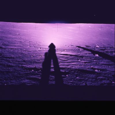 APOLLO 12 AS 12-46-6847 - My shadow...
Gli Astronauti dell'Apollo 12 stanno fotografando le loro stesse ombre (come da "Manuale" della fotografia Lunare...) oppure questo frame è stato scattato cercando di inquadrare (e riuscendovi!) uno "star-like object" che potete vedere davvero molto bene sulla Vostra Dx, non molto alto, sull'orizzonte Lunare?!? Ricordate l'oggetto curioso ("flare-like light") descritto da Neil Armstrong durante la "Diretta Dalla Luna" e che noi riteniamo di aver individuato nei frames AS 11-37-5455 e 5456? Secondo noi, in questo frame si vede lo stesso IDENTICO tipo di oggetto!
Che cos'è? Beh, questa domanda non dovete rivolgerla a noi; piuttosto bisognerebbe parlarne con Alan Laverne Bean, l'Astronauta che ha scattato questa fotografia...
Parole chiave: Postcards from the Moon