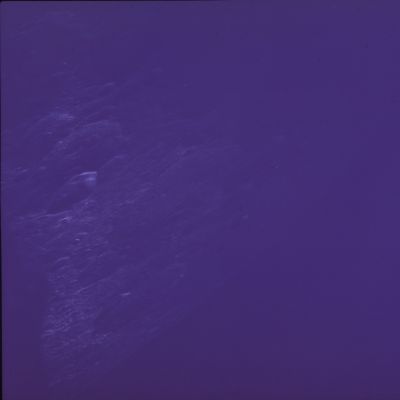 APOLLO 13 AS 13-60-8621 - The Moon, from orbit
Come nostra abitudine e nel rispetto della metodica propria dei Cercatori di Anomalie, Vi proponiamo - per cominciare - un'immagine che, in fondo, è del tutto insignificante (se avulsa dal contesto), ma che invece acquista grande valore e significato nel momento in cui si rileva che essa è quella  immediatamente precedente al frame che contiene una delle più grandi, evidenti ed IGNORATE Anomalie nella Storia delle Missioni Apollo. 
Che succede? L'Apollo 13 sta compiendo la sua prima ed unica orbita attorno alla Luna, prima di riprendere il travagliato cammino verso la Terra e la salvezza. I tre Astronauti, forse perchè si rendono conto che la loro è un'esperienza che è e resterà unica ed irripetibile, o forse perchè ottemperano alle Procedure Operative o magari - perchè no? - perchè non hanno altro da fare (ma solo per ora...), guardano la superficie della Luna mentre scivola sotto di loro e, nel contempo, scattano fotografie. Questi sono frames non solo vecchi, ma anche - come si vede bene - di qualità...
Parole chiave: Postcards from the Moon