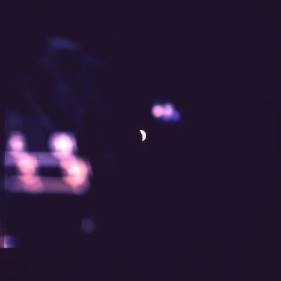 APOLLO 13 AS 13-61-8830 - A reflection or an Alien Spaceship?
Ci vuole qualcosa di più e quel di più è stato ed è, da un lato, il totale disinteresse dei maggiori mezzi di comunicazione di massa e, dall'altro, l'enorme (eccessiva!) attività di informazione/disinformazione che è stata  posta in essere da Ricercatori Indipendenti e Gruppi di Studio e di Ricerca Pubblici e Privati. 
Cosa intendiamo dire? Sulle Missioni Apollo, la Luna, le Anomalie etc. se ne sono dette talmente tante - e, fra le cose dette, ci sono anche delle stupidaggini a dir poco colossali! - che, alla fine, ogni Ricercatore onesto e competente che si trova a dover esprimere un'opinione (magari pure autorevole), non viene visto come elemento chiarificatore, bensì come elemento portatore di altro caos. 
Il risultato? La sua opinione si perde nel nulla, fra le centinaia di migliaia di altre opinioni (alcune oneste e sensate, altre del tutto assurde e ridicole), e la Ricerca NON avanza. Se volete, su questo argomento, c'è un piccolo articolo riportato nella Sezione "TruePlanets" (Unreliable Teachers).
Parole chiave: Controversial