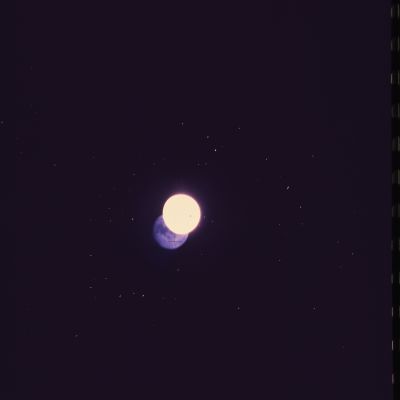APOLLO 13 AS 13-61-8865 - There's "something" in front of the Moon...
Vi risparmiamo chiacchiere inutili: che cosa c'è "davanti alla Luna"? Che cosa copre - di fatto - il disco lunare? Che cos'è quella sfera argentea (ma sarà poi una sfera?) che "occulta" la Luna, eclissandola in parte?

Non ne abbiamo idea. Ma se qualche idea l'avete Voi, scriveteci e fateci sapere...
Parole chiave: Controversial