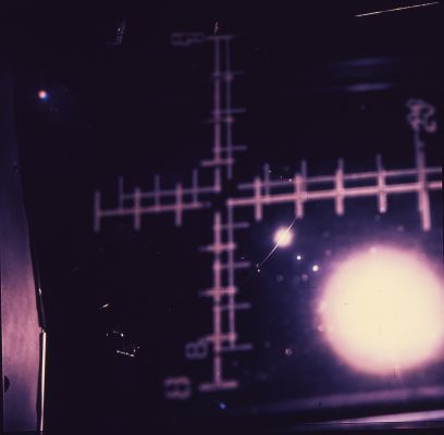 APOLLO 13 AS 13-62-8955 - A huge "light" near Apollo 13!
Molti ritengono che questa "bolla di luce", apparsa in un finestrino dell'Apollo 13 durante il viaggio di rientro verso la Terra, non sia altro che un riflesso del Sole. Come già è accaduto e Vi abbiamo detto altre volte in passato, noi non possiamo sapere di che cosa si tratti però, in qualche frangente, sappiamo di che cosa NON può trattarsi. Abbiamo tante immagini del Sole (e dei relativi raggi e riflessi) visto attraverso i finestrini delle CSM (Navicelle Madri) e/o dei LM (Moduli Lunari) e, proprio in virtù del possesso di queste informazioni, Vi possiamo dire che la "bolla di luce" che vediamo adesso NON è un riflesso del Sole. Secondo noi c'era "qualcosa", all'esterno della Navicella Americana, che, di tanto in tanto, si mostrava. UFO? Chimere? Fenomeni connessi ai Raggi Cosmici? La NASA tace; evidenze migliori di questa non ne abbiamo; prove decisive a sostegno di una tesi piuttosto che dell'altra, neppure e quindi...Scegliete la tesi che Vi piace di più fra queste oppure createne una nuova!
Parole chiave: Controversial