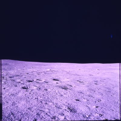 APOLLO 14 AS 14-66-9290 - The "Blue Flare" is here!
The "Blue Flare": con questa espressione intendiamo una sorta di "fiaccola" (flare) di colore azzurro la quale è stata ripresa - ALMENO tre volte - mentre si "aggirava" nei pressi dell'area di allunaggio, tranquilla ed indisturbata, nel corso della Missione Apollo 14. Questo primo frame ritrae la "fiaccola blu" alla Vostra Dx, a circa mezza altezza fra la superficie della Luna ed il margine superiore dell'immagine. Uno dei Curatori dell'Apollo Space Catalog - che non desidera essere nominato (peccato...) - ha detto, in una comunicazione che abbiamo conservato per "futura memoria", che "...the Blue Flare does not appear nor seem to be a photographic artifact...it's some sort of a flare, hovering here and there, a few meters over the surface of the Moon...". Noi crediamo che una dichiarazione simile, sebbene non provenga da uno Scienziato, debba essere tenuta in altissima considerazione e, soprattutto, debba farci riflettere profondamente circa la natura del fenomeno ripreso in questo e nei 2 frames seguenti.
Parole chiave: Highly Controversial