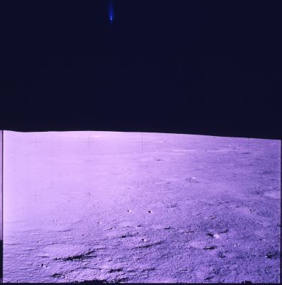 APOLLO 14 AS 14-66-9295 - The "Blue Flare" is there!
La Blue Flare, in questo frame, appare quasi a ridosso del margine superiore dell'immagine, leggermente spostata sulla Sn dell'Osservatore. Se osservate il frame con attenzione, noterete che la Blue Flare è, in realtà, una Fiaccola Bianca, dai "riflessi" azzurri. Essa è molto simile, per quanto attiene il suo colore e la sua consistenza (con sviluppo di un "ampio alone azzurro"), alla fiamma visibile presso le centrali di raffinazione e che viene emessa dal gas metano quando viene incendiato. In questo frame, inoltre, il "nucleo" della Fiaccola ci appare "frammentato" in almeno 6 fiammelle più piccole (alcune addirittura puntiformi). Molti Ricercatori - inclusi noi - hanno pensato, in prima battutta, che si potesse trattare di un inusuale fenomeno di outgassing (un TLP, insomma), ma la visione dettagliata di questi frames, unita all'analisi che ne abbiamo fatto, ci ha convinti che siamo davanti ad un fenomeno avente una natura completamente diversa...
Parole chiave: Highly Controversial