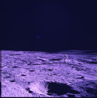 APOLLO 14 AS 14-66-9301 - The "Blue Flare" and an Astronaut!
Delle tre immagini, questa è di certo la più strana e spettacolare: la Blue Flare, infatti, "aleggia" tranquillamente sulla testa di un Astronauta il quale, a sua volta, ci sembra stia cercando di filmarla o di riprenderla, in qualche modo. Questa immagine, se ancora avevate dei dubbi, dovrebbe fugarli del tutto: non siamo in presenza di un fenomeno di outgassing e la Fiaccola Blu NON è un photographic artifact. Il punto è: di che cosa si tratta? Se guardate bene il frame - in lungo ed in largo - potrete notare alcuni dettagli: in primo luogo il "nucleo" della flare, questa volta, è costituito da 2 sfere di color bianco; in secondo luogo la Blue Flare non è proprio da sola: c'è una piccola sfera azzurra, sulla Vostra Dx, più in basso rispetto alla Blue Flare e, sembra, quasi a ridosso dell'Astronauta che riprende. Infine, sulla superficie Lunare, alla Vostra estrema Dx, all'interno di una sorta di depressione naturale, ci sono 2 sfere luminose: una bianca ed una blu. Che cosa ne pensate di tutto questo?
Parole chiave: Highly Controversial