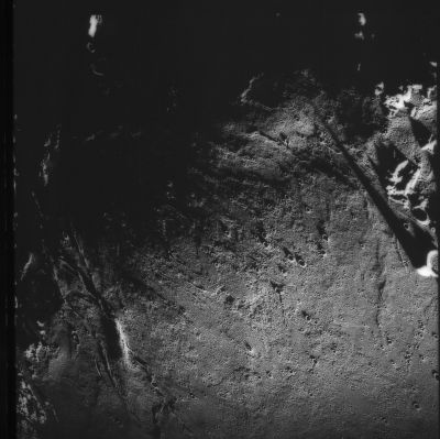 APOLLO 15 AS 15-98-13302 - The "LUN-EX-IT Cuspid"
A proposito di questo splendido frame, ci siamo già lungamente intrattenuti nella Sezione dedicata all'Apollo 15 (prima) e poi allorchè Vi abbiamo raccontato per sommissimi capi la storia delle "Cuspidi di Blair", o "Lunar Spires". Che dire? Anche questo "picco" è, secondo noi, una "cuspide" e, sulla base delle informazioni raccolte (grazie anche alla collaborazione dell'Istituto di Scienze Planetarie), riteniamo che si tratti di un picco sensibilmente più alto della più alta delle Cuspidi di Blair. Nessuno, a quanto abbiamo visto, detto e scoperto, se ne è mai accorto prima di noi e quindi, così come ha fatto il Dr Blair con le sue "cime coniche", anche noi ci siamo sentiti autorizzati, in quanto "scopritori", a battezzarlo, dandogli il nome della nostra Associazione. Per Vostra curiosità, comunque, se guardate attentamente la base di questa asperità a forma di cono, potrete notare che c'è un'altra struttura, a forma di semicerchio, che sorge accanto ad essa e che fa coppia con la LUN-EX-IT Cuspid.
Parole chiave: Moon from orbit - Anomalous surface features