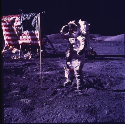 APOLLO 17 AS 17-134-20380 - Check the visor!!!
Quando abbiamo iniziato il nostro lavoro di "Anomaly Hunters", ci è stato insegnato che molte Anomalie si "nascondono" nei riflessi. In questo frame, il visore dell'Astronauta che sta effettuando il "saluto alla Bandiera" evidenzia, a nostro parere, una "stranezza" davvero eclatante: si tratta di tre "fari" - ossìa di tre sorgenti luminose sferiche e decisamente intense - che si trovano accanto all'altro Astronauta che appare riflesso nel visore e che non possono provenire nè dal LM, nè dal LR (entrambi alle spalle dell'Astronauta in primo piano)! 
Di che cosa si tratta? Forse di nulla di "alieno"; forse si tratta di riflessi ingannevoli o, magari, solo di 3 torce elettriche accese (anche se a noi non risulta che gli Astronauti ne avessero a disposizione...). La verità, comunque, è che le Missioni Apollo sono state (e sono ancora, da un certo punto di vista...) una sorgente costante di Anomalie e di Misteri che, nonostante le tante parole proferite al riguardo, continuano a rimanere imperscrutabili.
Parole chiave: Controversial