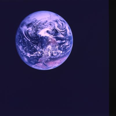APOLLO 17 AS 17-148-22727 - The Earth from Space (Extra High Definition)
Un'immagine bellissima del nostro Pianeta, ripresa durante il viaggio di ritorno a casa dell'Apollo 17. 
Ed una curiositÃ , segnalataci dall'Amico Enzo Caparrelli di Pordenone (ancora un "bravo" per il colpo d'occhio dimostrato!): l'immagine della Terra che state guadando ritrae il nostro Pianeta mentre "si specchia"! 
Che cosa intendiamo dire? Che il dettaglio maggiore del Globo che possiamo vedere in questo frame (il "Corno d'Africa") appare 'rovesciato'! 
La fotografia, insomma, Ã¨ stata stampata nella sua versione 'speculare'. Errore umano o tentativo di attrarre la nostra attenzione su qualcosa di particolare? Noi optiamo per il semplice 'errore umano', come disse il supercomputer HAL-9000 (da "2001 - A Space Odyssey") quando gli venne riferita una discordanza di risultati (interpretazioni?) fra quanto diceva lui, a proposito di un problema con l'elemento AE-35 (l'antenna dell'astronave Discovery), e quanto invece asseriva il suo 'Gemello Terrestre".

PerÃ² HAL-9000 si stava sbagliando...
Parole chiave: Postcards from Space