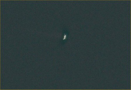 AS 17-134-20424 - The "Anomaly"
Dettaglio di un curioso "oggetto volante" il quale, anche per un occhio non abituato alla ricerca delle "curiosità ", spicca alquanto evidente a mezza altezza, circa al centro del frame.
Potrebbe trattarsi di un photoartifact, naturalmente, ma è nostro dovere di Ricercatori segnalarlo alla Vostra attenzione. 
E comunque...E' solo una delle tantissime "luci volanti" che hanno caratterizzato le Missioni Apollo.
Parole chiave: Controversial frame - possible Orbital Anomaly