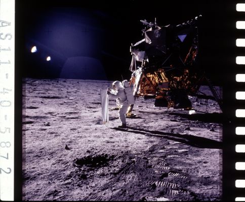 AS 11-40-5872 - Making History (1)
Parole chiave: Postcard from the Moon