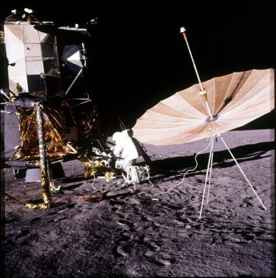 AS 12-47-6988 - ALSEP deployment
Caption NASA originale:"centered on Pete at the MESA. Note the color/shadow chart hanging at the edge of the MESA. The ALSEP deployment tapes are hanging from the left side of the spacecraft. The S-Band is at the right side of the picture".
Parole chiave: Lunar Surface - ALSEP
