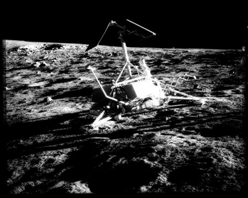 AS 12-48-7121 - Surveyor III!
Caption NASA originale:"Alan Bean took this excellent photograph of the Surveyor III spacecraft from a distance of about 15 feet. 
Block Crater is at the upper left".
Parole chiave: Surveyor Probe