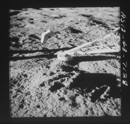 AS 12-48-7129 - The "scoop" of Surveyor III
Caption NASA originale:"Surveyor III trenches. Note the steep walls on the impressions made by the scoop. The small, square shaped imprint was probably made with the tip of the scoop as part of a load-bearing experiment".
Parole chiave: Surveyor Probe