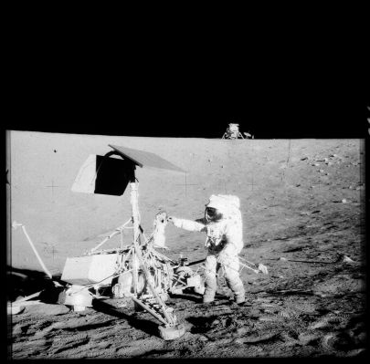 AS 12-48-7133 - Surveyor III and "Pete" Conrad
Caption NASA originale:"Tourist" picture of Pete at the Surveyor III spacecraft. We know this is Pete because he has his tongs attached to his hip mounted "yo-yo". Note that his footprints are not any deeper than those he made around the LM".

Parole chiave: Postcard from the Moon
