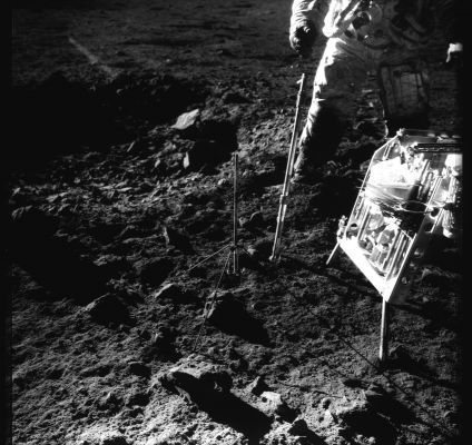AS 12-49-7320 - In the Dust...
133:45:09 MT - This may be an up-Sun "after" of the sample that went in sample bag 14D. It shows some detail on the HTC and shows the accumulation of dust on Pete's (Conrad) hoses.

Parole chiave: Lunar Surface - Astronaut and various tools