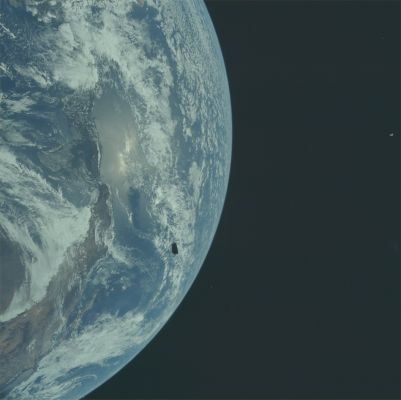 AS 12-50-7326 - Gulf of Mexico
Caption NASA originale:"This photo shows the Spacecraft-LM Adapter (SLA) above center. 
Baja Califonia is on the right side of the image and the Yucatan Penninsula is at bottom center".
Parole chiave: The Earth from Space