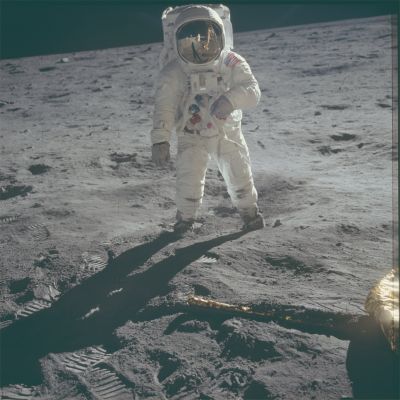 AS 11-40-5903 - The Man on the Moon
Parole chiave: Postcard from the Moon - possible Anomaly