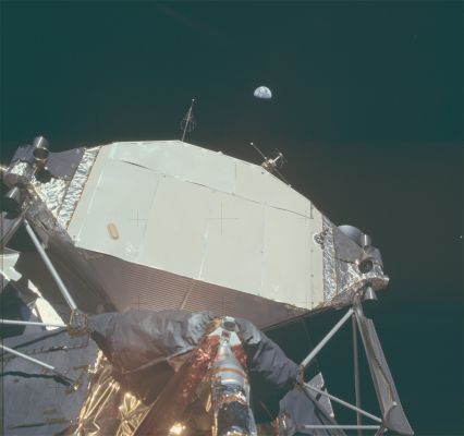 AS 11-40-5924 - The "Blue Planet" over the LM
Parole chiave: Postcard from the Moon
