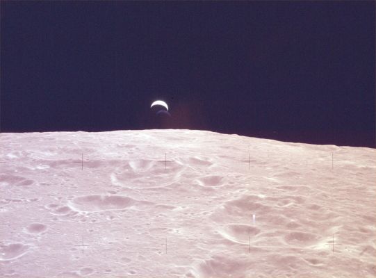 AS 12-47-6890 - Rising Spark (old version)
Un frame NASA Original Uncompressed da valutare - in tutti i sensi - in stretta correlazione con la sua versione di "Nuova Generazione".
L'Anomalia Orbitale, nel NASA Original Unocmpressed di Nuova Generazione e' confermata, ma con dei nuovi dettagli...
Parole chiave: The Moon from orbit - possible Orbital Anomaly