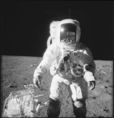 AS 12-49-7281 - Check the "visor"!
Parole chiave: Astronaut on the Moon