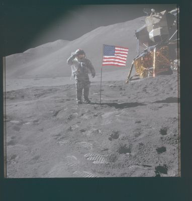 AS 15-88-11863 - Saluting the Flag (1)
Parole chiave: Postcard from the Moon