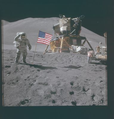 AS 15-88-11864 - Saluting the Flag (2)
Parole chiave: Postcard from the Moon