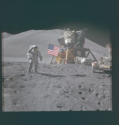 AS 15-88-11865 - Saluting the Flag (3)
Parole chiave: Postcard from the Moon