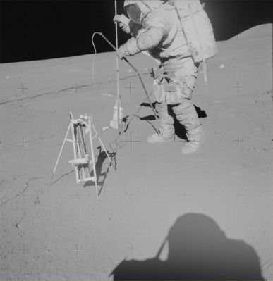 AS 15-92-12407 - Testing the Heat Flow
Dave Scott is using the rammer-jammer to probe the west Heat Flow hole. He has the Heat Flow sensor in his left hand and the vise/wrench in his right thigh pocket. In the drill-stem rack in the foreground, we can see the sections of the deep core that he has yet to drill. Note the considerable distance between the flutes.
Parole chiave: Lunar Surface - Astronaut & Equipment