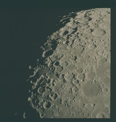 AS 15-96-13090 - Lyot and Rima Schroedinger on the Lunar Terminator
View towards lunar South Pole: Mare Australe, Crater Lyot, Rima Schroedinger.
Parole chiave: The Moon from orbit - South Pole
