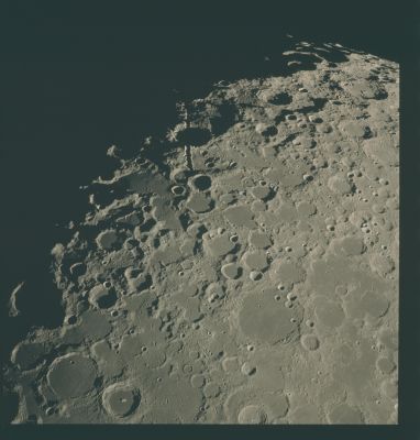 AS 15-96-13093 - Lyot and Rima Schrodinger on the Lunar Terminator
View towards Lunar South Pole: Mare Australe, Crater Lyot, Rima Schroedinger.
Parole chiave: The Moon from orbit - South Pole