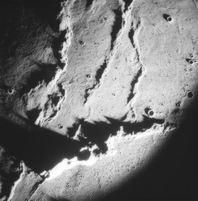 AS 15-98-13331 - Peaks and Shadows
Parole chiave: Moon from orbit - Mountain Chain