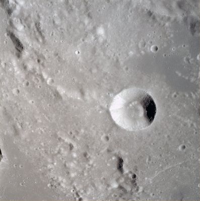 AS 17-150-23059 - Watching down... (1)
Parole chiave: Moon from orbit - Plains and Craters
