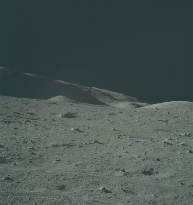 AS 17-134-20415 - The mountains of the Moon and LRV tracks (8)
Parole chiave: Lunar Surface - Hills and Mountains