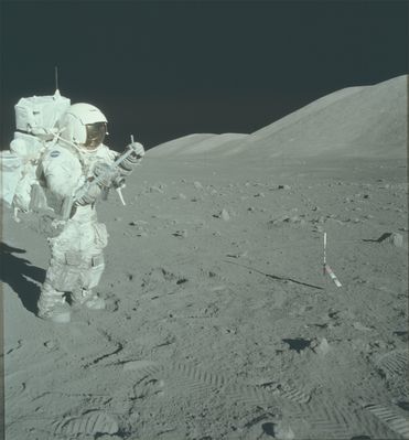 AS 17-134-20426 - Jack Schmitt, his rake and North Massif
Parole chiave: Lunar Surface - Hills and Mountains - North Massif