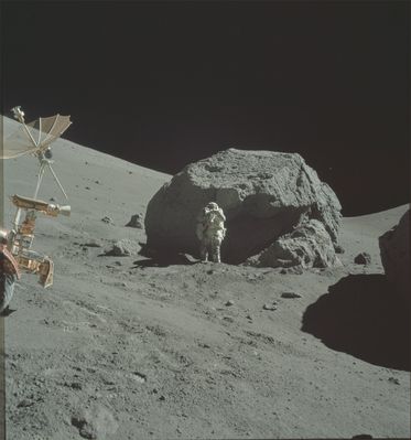 AS 17-146-22293 - Big Boulder and Star-Like Object
Original caption:"165:49:31 MT. Station 6. "Locator" to the LRV, with Jack Schmitt in the background, taking photos AS 17-139-21206 to 21211 and using Fragment 2 to give him some stability. Fragment 3 is the smaller piece of rock that is next to Fragment 2 and to the right of Schmitt".
Parole chiave: Lunar Surface - Boulder; Astronaut and SLO