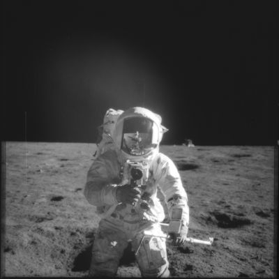 AS 12-48-7071 - Check the "visor"!
Nel visore dell'Astronauta si riflette qualcosa: in alto a Dx dell'Osservatore (Sx dell'Astronauta). Proviamo a guardare meglio se si tratta di un riflesso del Sole, del LM (NO: é alle spalle di Conrad, ben visibile, ed almeno 200 metri più indietro) o di "altro".....
Parole chiave: Astronaut on the Moon