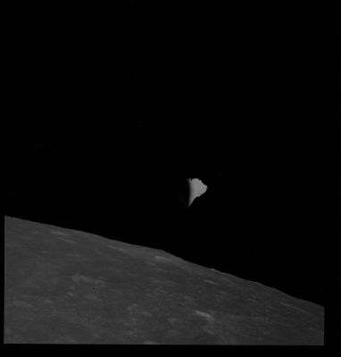 AS 10-28-3990 - Extra Lunar Object
Un profondo ringraziamento va al Lunar and Planetary Institute (LPI) il quale, a distanza di molto tempo dalla prima richiesta operata da Lunar Explorer Italia (tramite il Dr Paolo C. Fienga), ha rintracciato negli Archivi NASA-Apollo questo rarissimo e controverso frame Apollo 10 e ce lo ha messo a disposizione nella sua versione originale e non compressa. 
I commenti sono questi: "...we do not know what this object may represent, nor we have sources to contact in this regard. There really isn't anyone you can talk to about what an image shows. The people who analyzed the images originally have long since moved on to other jobs, retired, or died. All we have are the documents they left behind - some of which are online (...) However, as you correctly assumed, the artifact is not part of the US Spacecraft, but it was something caught in Lunar Orbit at the time the picture was taken. Its origin is, and most likely shall remain, unknown (...).

Parole chiave: Highly controversial frame