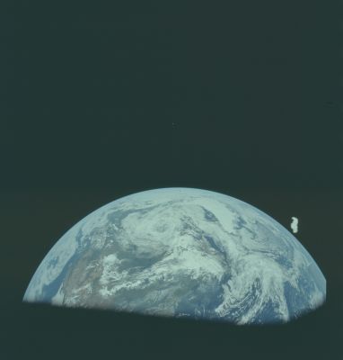 AS 11-36-5319 - Space "Sea-Horse"
I commenti a questo incredibile frame sono già  contenuti nella Sezione "NASA - Original Apollo Frames" (Area Comune), ma la versione restaurata e raffinata di AS 36-5319 ci permette di dire che l'oggetto ripreso durante la "Trans-Lunar Coast" dell'Apollo 11 NON E', decisamente, un photoartifact. 
Si tratta di un oggetto reale, tanto anomalo quanto l'altro "space debris" ripreso dall'Apollo 10. Di che si tratta?

Questo, forse, non lo sapremo mai...
Parole chiave: The Earth from Space - possible Anomaly