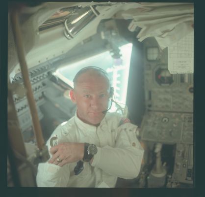 AS 11-36-5389 - "Buzz" Aldrin (Original NASA-NSSDC)
...Guardate attentamente l'immagine e poi, dopo aver scoperto qual'è l'Ora Locale del CSM Columbia, provate a calcolare l'Ora Italiana corrispondente alla predetta Ora (Spaziale) Locale...
Parole chiave: Astronaut "Buzz" Aldrin - Apollo 11