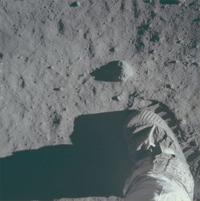 AS 11-40-5880 - My foot...
Caption NASA originale:"Second photo of Buzz's second soil-mechanics bootprint"
Parole chiave: Lunar Surface - Regolith and bootprint
