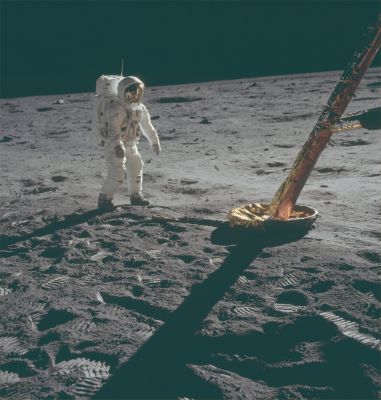 AS 11-40-5902 - Buzzin' Buzz!
Caption NASA originale:"110:42:14 MT - Buzz is standing just beyond the north strut. Note the distinctive dust smudges on Buzz's legs. The photo also shows the furrows in the bulk sample area and the area to the left of the footpad that shows unmistakable signs of sweeping by the descent engine exhaust. In a detail Ulli Lotzmann notes a reflected image of the rendezvous radar. Karl Dodenhoff writes that the strap hanging down from behind Buzz's RCU is the neck ring pull-down strap. It connected to the pull down locking mechanism that also served as the upper PLSS/RCU attachment fitting on the chest of the A7L suit." Mick Hyde provides a photo taken in 2002 of Bill Ander's Apollo 8 suit at the Science Museum London. The strap is tucked into a pouch. The A7L suit was used prior to Apollo 15, when the LM crews started using the A7L-B".
Parole chiave: Postcard from the Moon