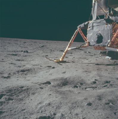 AS 11-40-5914 - The "Eagle"
Caption NASA originale:"110:43:33 MT - Rightward of 5913. Minus-Z strut and the North-East quadrant of the descent stage".
Parole chiave: LM - Eagle
