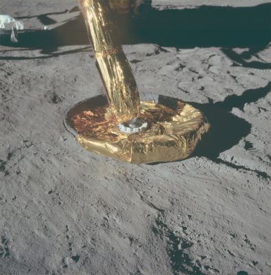 AS 11-40-5918 - Eagle's "Plus-Y" footpad
Caption NASA originale:"110:47:18 MT - Close-up of plus-Y (such as North) footpad. 
Note the wind-swept appearance of the foreground soil, showing the effects of the Descent Engine plume".
Parole chiave: LM - Eagle - North footpad