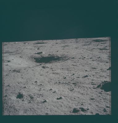 AS 11-40-5934 - Lunar Surface (3)
110:55:49 MT. Rightward of 5933. View toward the North-West.

Parole chiave: Lunar Panorama - Apollo 11 Landing Site