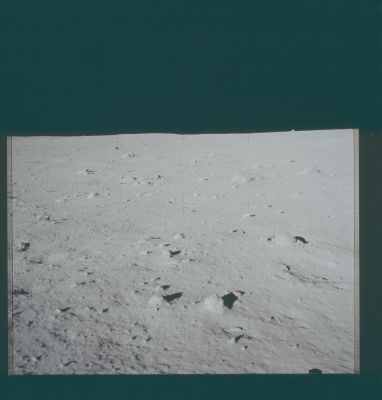 AS 11-40-5940 - Lunar Horizon (4)
110:55:49 MT. Rightward of 5939. View to the South. Note the rounded crater rim on the horizon, just to the left of center.

Parole chiave: Lunar Panorama - Apollo 11 Landing Site