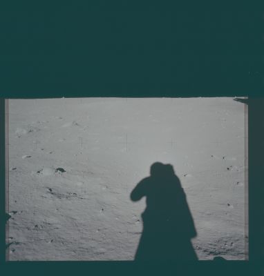 AS 11-40-5941 - Lunar Horizon and Armstrong's Shadow
110:55:49 MT. Rightward of 5940. This down-Sun is the final frame in Neil's pan.

Parole chiave: Lunar Panorama - Apollo 11 Landing Site