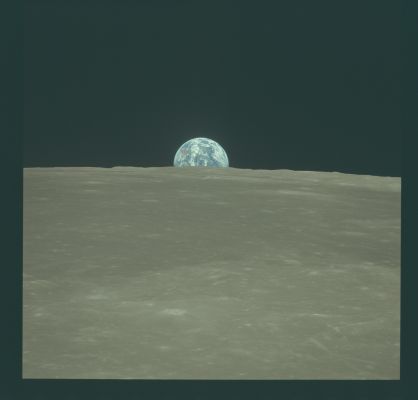 AS 11-44-6548 - Earthrise
Caption NASA originale:"View of the Earth from the Command Module (CSM) Columbia, possibly at AOS, on either Rev. 12 or Rev. 13. As seen from the Moon, the angular diameter of Earth is about 1,9Â°. Between the times that 6547 and 6549 are taken, the Earth rises about 0,37 diameters or about 0,7Â° and, with an orbital period of two hours, the interval between 6547 and 6549 can be estimated as 14". 20 July 1969". 
Parole chiave: Earth & Moon, from space