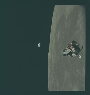AS 11-44-6643 - Rendez-Vous!
Caption NASA originale:"The LM Eagle is approaching the CSM Columbia during rendezvous. The LM hatch is pointed toward us and the Ascent Engine is pointed up and to the left".
Parole chiave: The Lunar Module (LM) in Space
