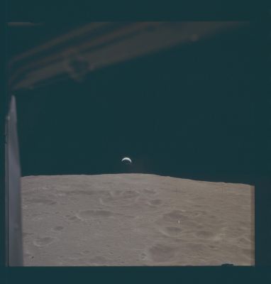 AS 12-47-6890 - Rising Spark (new version)
Un frame NASA Original Uncompressed di "Nuova Generazione": provate a confrontarlo con l'analogo NASA Original Uncompressed di "Vecchia Generazione".

L'immagine è la medesima, ma i due frames NON sono affatto uguali, e non parliamo in termini di contenuto generale del frame quanto, piuttosto, di qualità  initrinseca dei dettagli: qualcuno (nuovo) appare, qualcuno (vecchio) scompare.

La "Rising Spark" - per fortuna - è rimasta...
Parole chiave: The Moon from orbit - Earthrise - Controversial