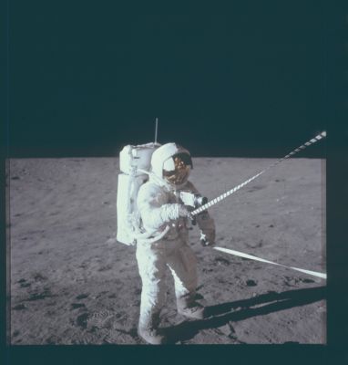 AS 12-47-6913 - "Give me the ALSEP!"
Caption NASA originale:"116:33:36 MT - Pete Conrad is using a lanyard to pull the ALSEP packages out of the SEQ Bay on a rail. Note his chest-mounted camera, the OPS antenna behind his head, his cuff checklist and the pocket mounted on his left thigh to hold the contingency sample".
Parole chiave: Lunar Equipment